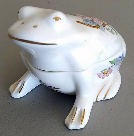 Pembroke (Gold Trim) Frog Figurine