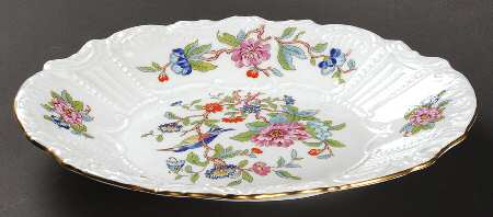 Pembroke (Gold Trim) 9" Scalloped Oval Tray