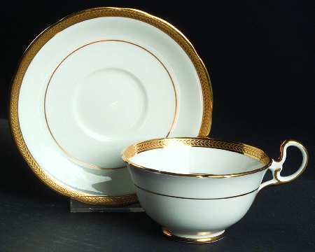 Elizabeth (Scalloped, Verge Line) Footed Cup & Saucer Set