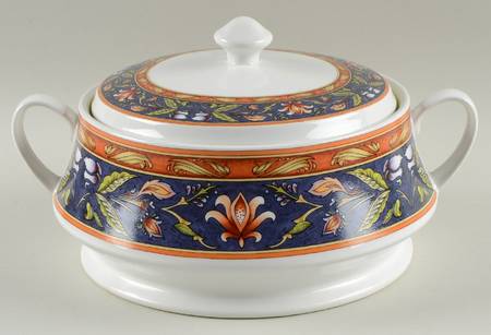 English Manor 2 Qt Round Covered Casserole