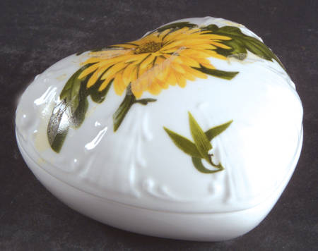 Chelsea Flowers Heart Shape Box & Lid