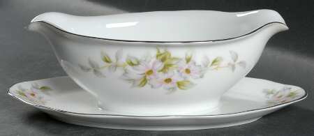 Trellis Gravy Boat with Attached Underplate