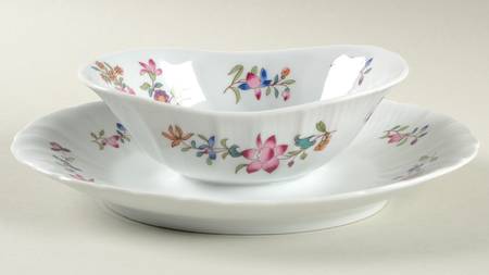 Lowestoft Gravy Boat with Attached Underplate