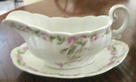 BSS24 Gravy Boat & Underplate