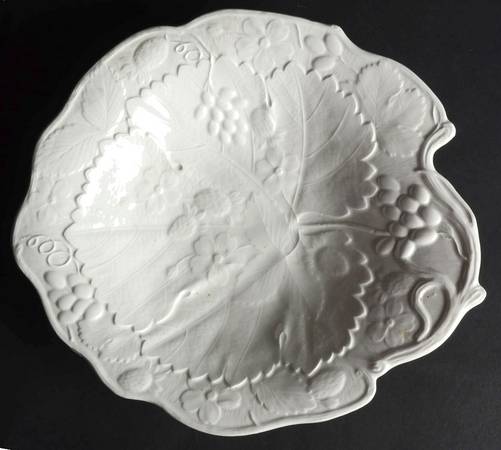 Strawberry and Grape Leaf White (Davenport) 9" Leaf Plate