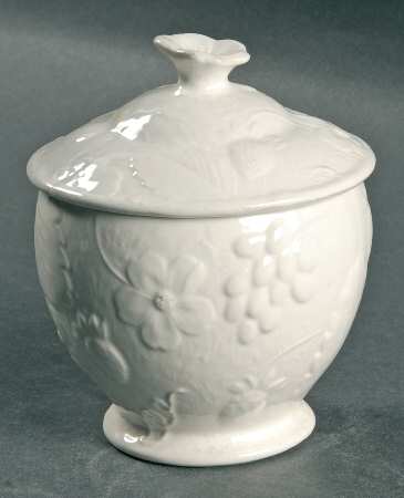 Strawberry and Grape Leaf White (Davenport) Sugar Bowl & Lid