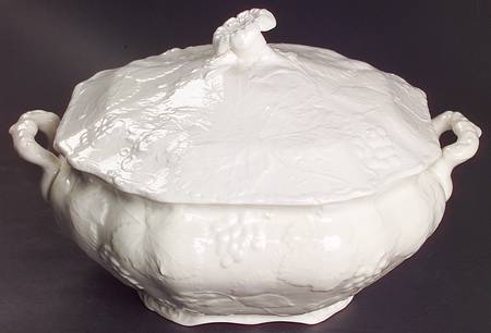 Strawberry and Grape Leaf White (Davenport) Round Covered Vegetable