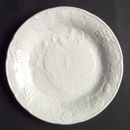 Strawberry and Grape Leaf White (Davenport) Large Dinner Plate