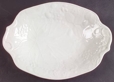 Strawberry and Grape Leaf White (Davenport) Medium Oval Tray