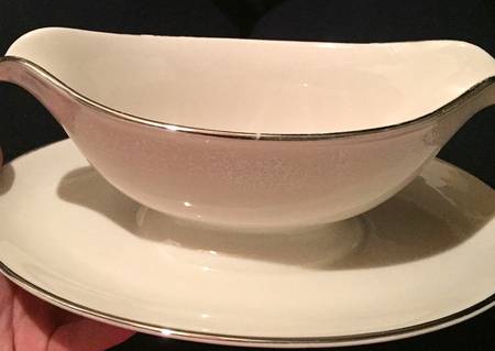 BEC8 Gravy Boat with Attached Underplate