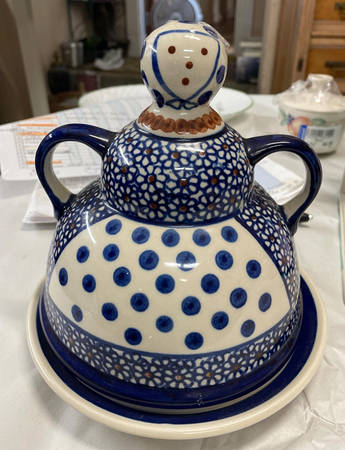 BOW37 Cheese Lady W/Lid (Round)
