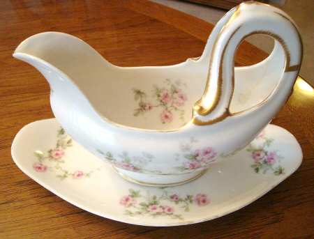BER590 Gravy Boat & Underplate