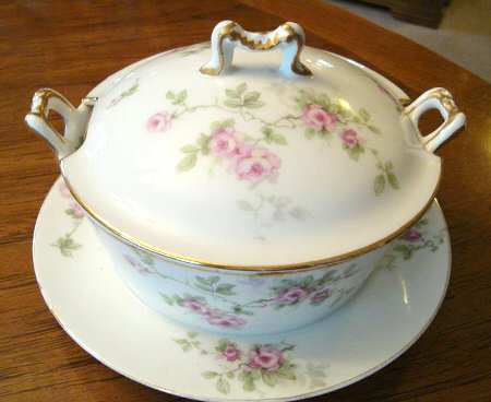 BER590 Round Covered Butter with Attached Underplate
