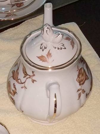 Saxe Teapot & Lid