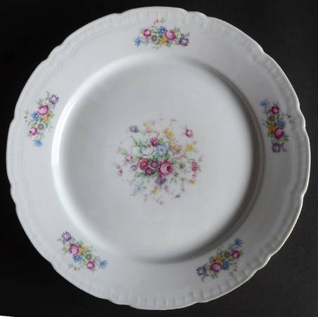 Bouquet (Small Floral, Ribbed Edge) by Bohemia Ceramic Works