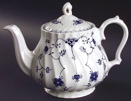 Finlandia (Swirl Rim, England) Teapot & Lid
