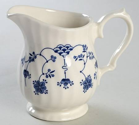 Finlandia (Swirl Rim, England) Creamer