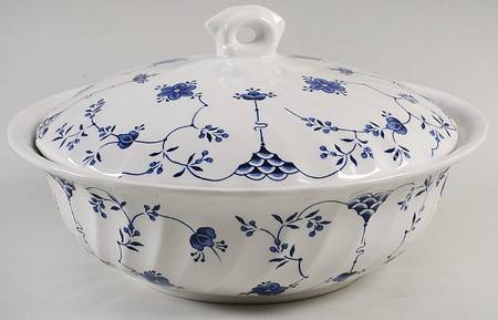 Finlandia (Swirl Rim, England) Round Covered Vegetable