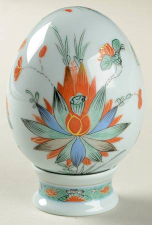 Houang Pou (Celadon Background) Egg and Stand