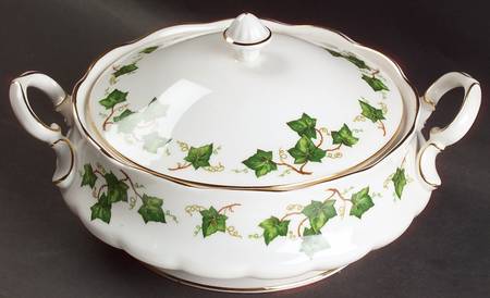 Ivy Leaf Round Covered Vegetable