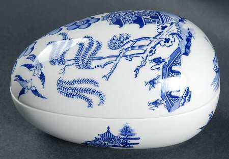 The Willow Blue (Newer, Bone) Medium Egg Box & Lid