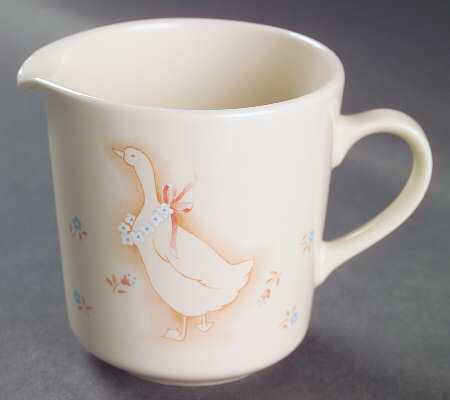 Country Promenade (Corelle) Creamer