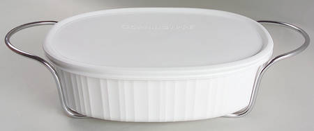 French White 2.5qt Oval Cov Casserole W/Mtl Stand & Plastic Lid