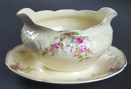 Rosalie Round Gravy Boat/Attached Underplate