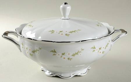 Bridal Wreath Round Covered Vegetable