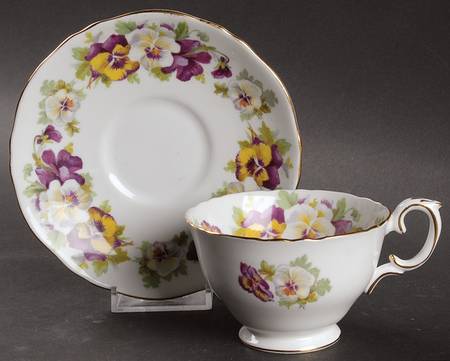 F15069 Footed Cup & Saucer Set