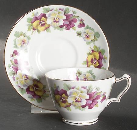 F15069 Footed Cup & Saucer Set
