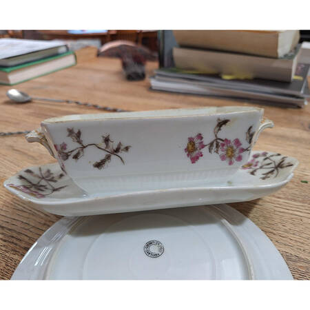 Schleiger 1311A Gravy Boat with Attached Underplate