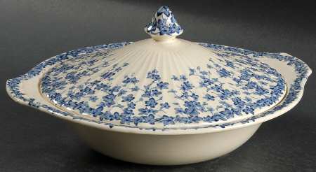 Early English Ivy Blue Round Covered Vegetable