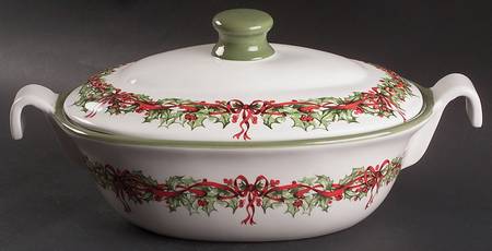 Holiday Celebrations (Green Trim) 2.75 Quart Oval Covered Casserole