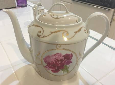 Follement (Gold Trim) Teapot & Lid