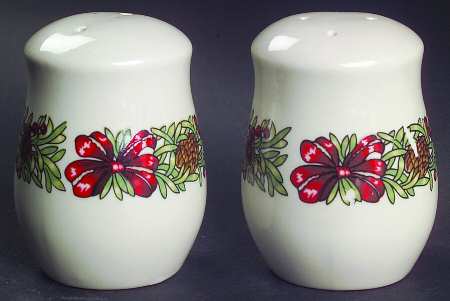Holiday Wreath Salt & Pepper Set