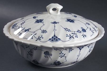 Finlandia (Swirl Rim, Columbia, Malaysia) Round Covered Vegetable