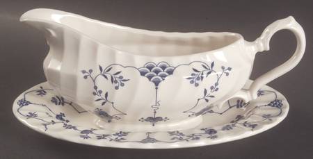Finlandia (Swirl Rim, Columbia, Malaysia) Gravy Boat & Underplate