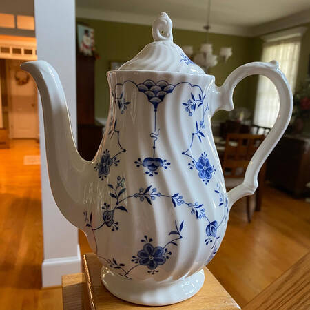 Finlandia (Swirl Rim, Columbia, Malaysia) Coffee Pot & Lid