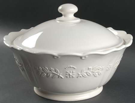 Traditions Embossed White (Corelle) 3 Quart Round Covered Casserole