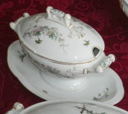 CHF1834 Sauce Boat with Attached Underplate & Lid