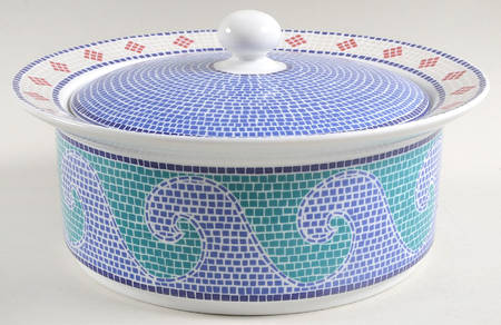 Waves 2 Qt Round Covered Casserole