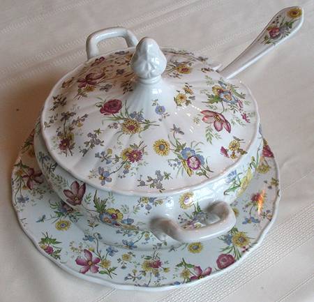 DIS12 Tureen & Lid w/Ladle
