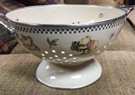 Winnie the Pooh (Leaf&Animal Rim) Metal Colander