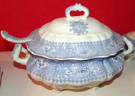DAV27 Tureen & Lid w/Ladle