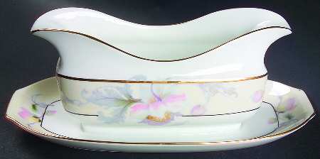 7211 Gravy Boat with Attached Underplate