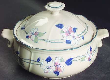 New Apple Blossom (Scalloped Edge) 2 Qt Round Covered Casserole