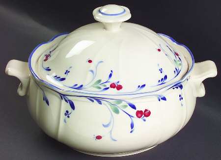 Berry Grove Round Covered Vegetable