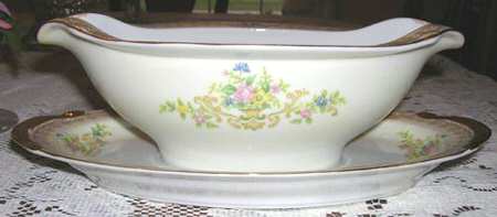 ESO2 Gravy Boat with Attached Underplate