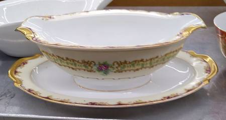 EMP42 Gravy Boat with Attached Underplate